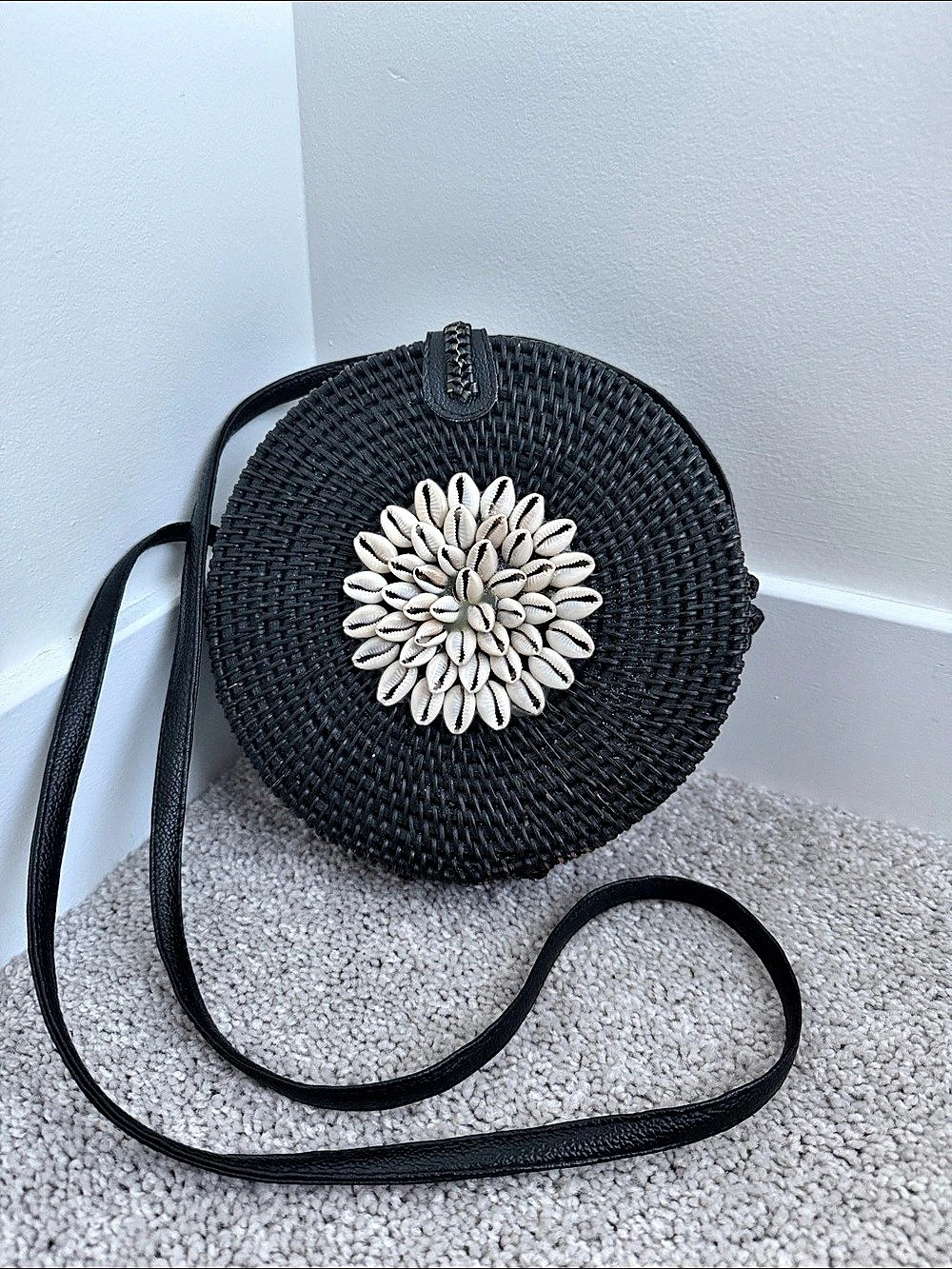 Black & White Shell Flower Crossbody